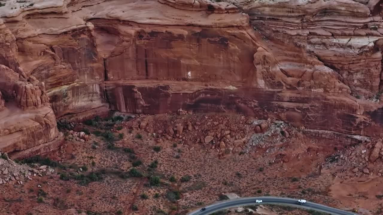 Esplorare la Moab Valley nello Utah con strada tortuosa e formazioni rocciose