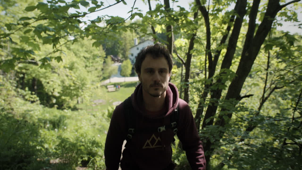 seguimiento de cámara frente a un excursionista que camina hacia