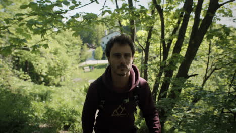 seguimiento de cámara frente a un excursionista que camina hacia