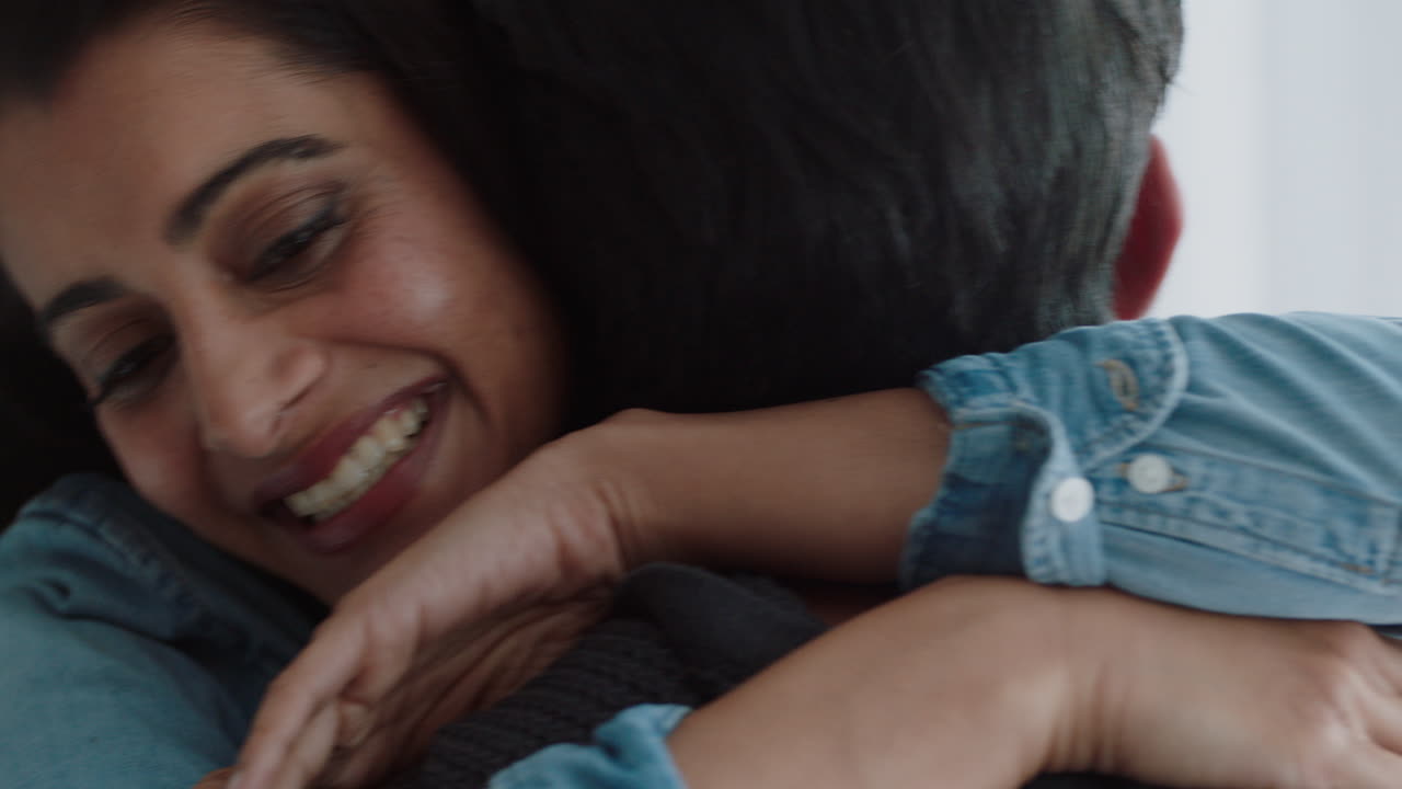 pareja feliz abrazándose excitada mujer abrazando a su novio compartiendo buenas noticias disfrutando de una relación romántica en casa