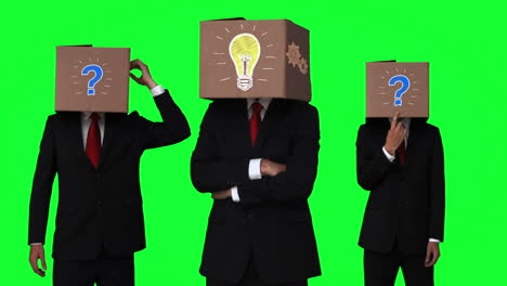 equipo de hombres de negocios escondiendo la cabeza con la caja