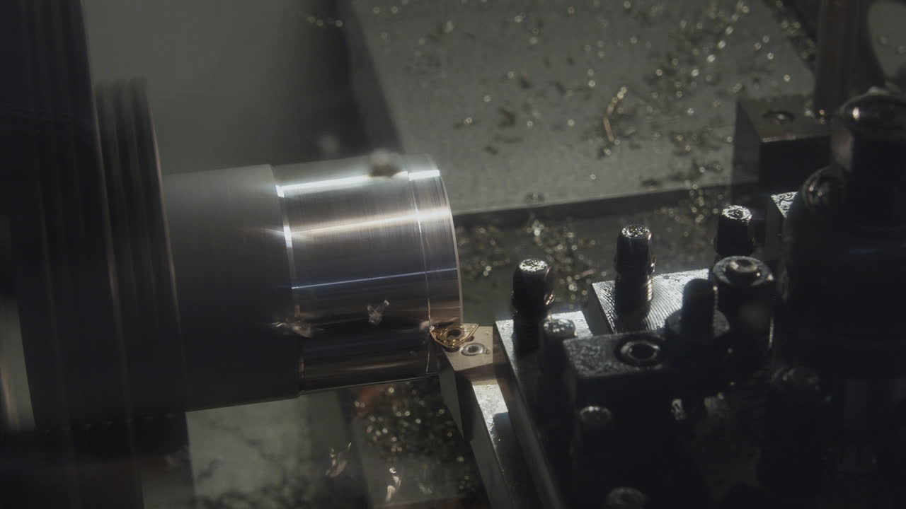una máquina cnc trabajando en un cilindro de metal
