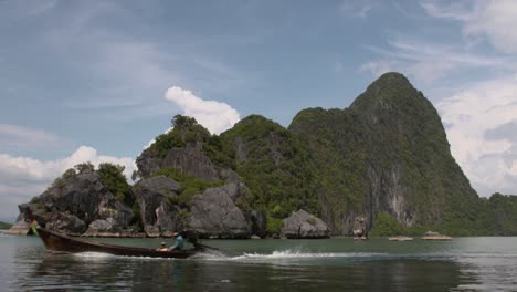 Barco-Que-Pasa-Por-Una-Hermosa-Isla-De-Piedra-Caliza---Toma-Amplia