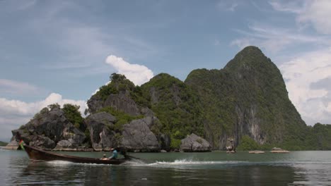 barco que pasa por una hermosa isla de piedra caliza - tiro amplio