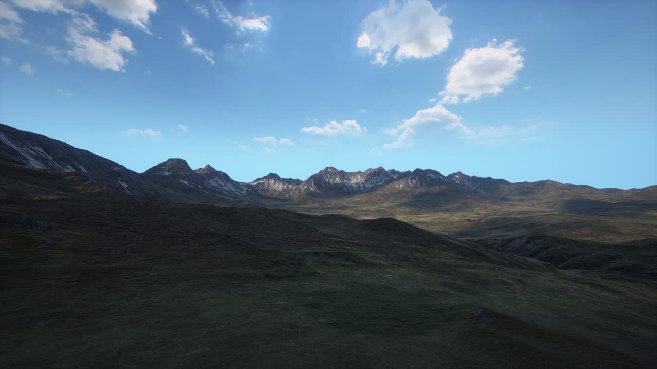 majestuosa cordillera bajo un cielo azul claro