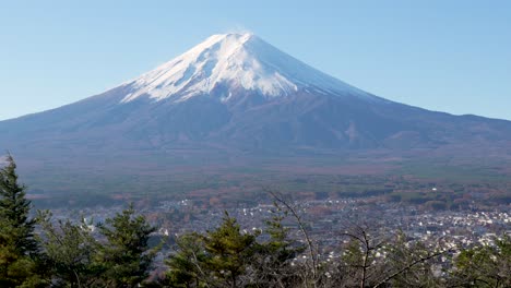 Reveal-Snow-capped-Mount-Fuji-overlooking-Kawaguchiko-town-with-clear-blue-skies