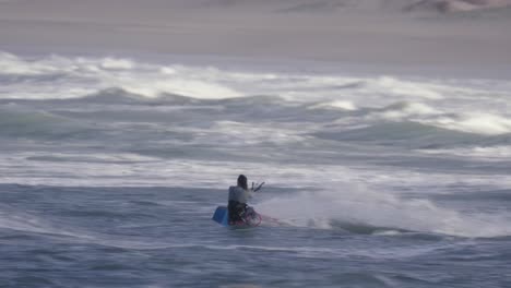 Rápido-Kiteboarder-Saltando-Sobre-Grandes-Olas-Del-Océano,-Deporte-Acuático-De-Adrenalina