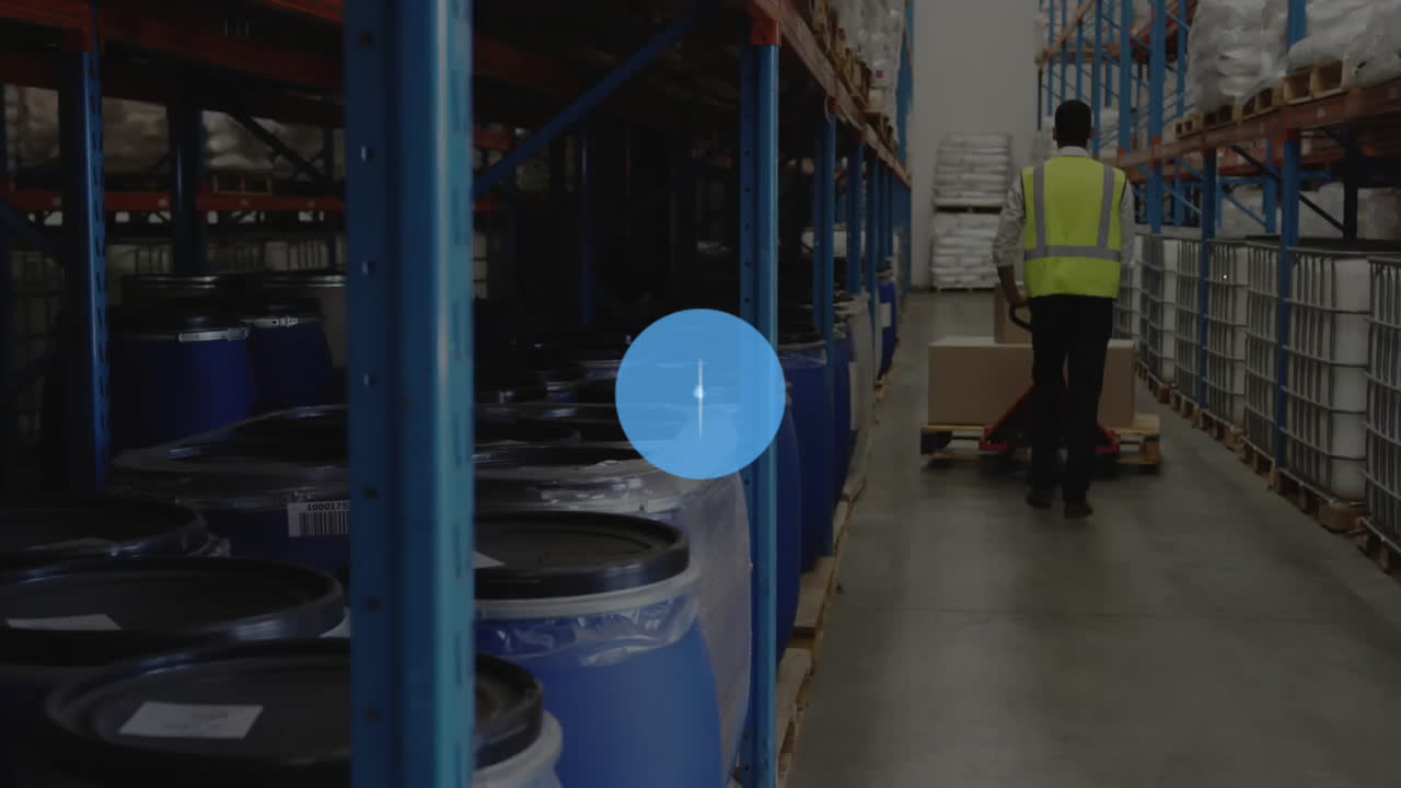 animación de iconos conectados, trabajador afroamericano usando el carrito para mover cajas en el almacén