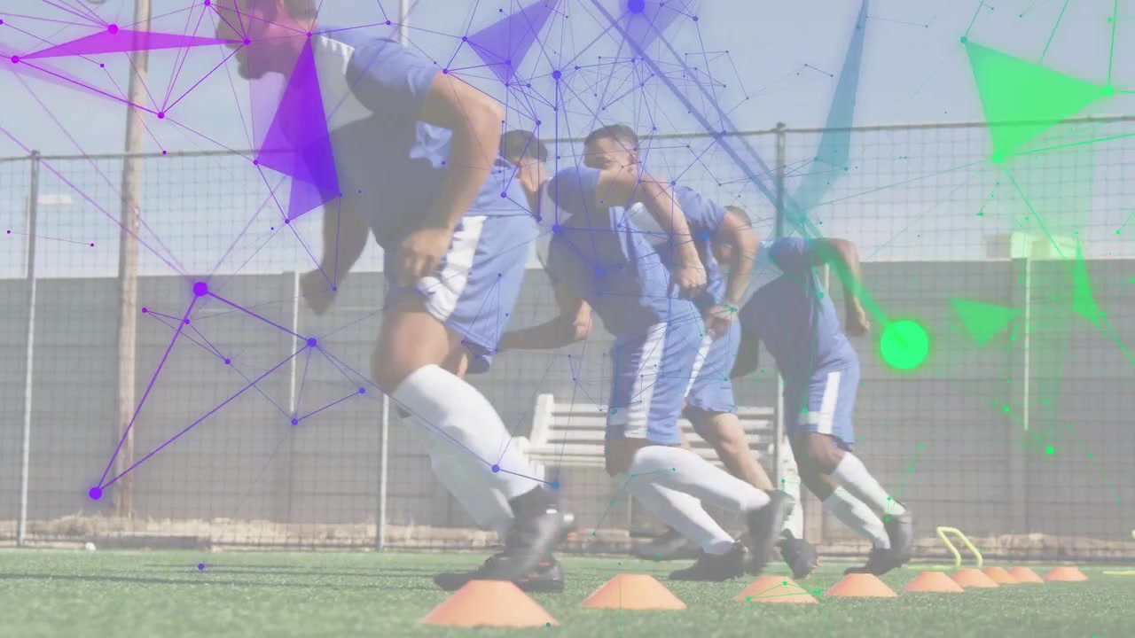 4 jugadores de fútbol, el cuarto uniéndose a un ejercicio de velocidad con conos, bajo animaciones moradas, azules o verdes.