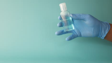 desinfectante para las manos en guantes azules