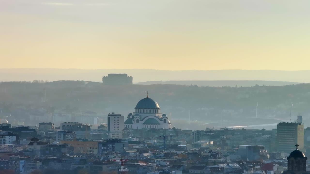 imágenes aéreas cercanas de la iglesia de san sava en la luz de la mañana en la ciudad de belgrado, serbia