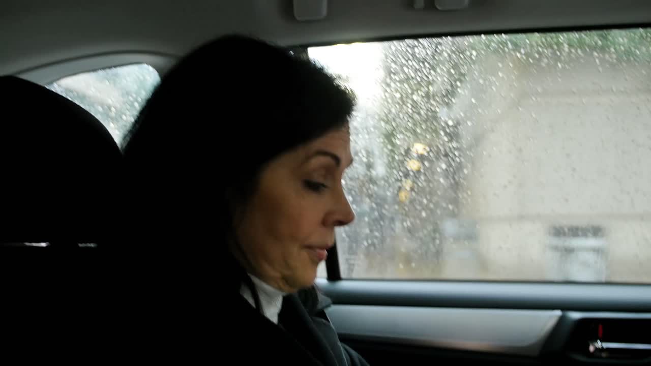 휴대 전화 통화하는 사업가