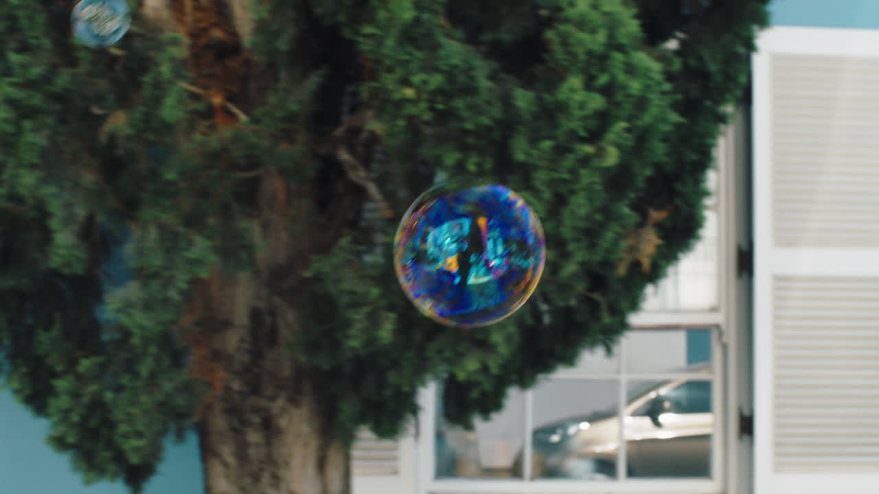 도시 거리에서 놀이하게 떠다니는 비누 거품, 여름의 재미 4k