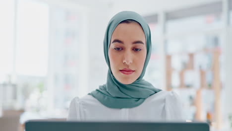 Mujer-Islámica,-Computadora-Portátil-Y-Enfoque-Trabajando-En-La-Oficina