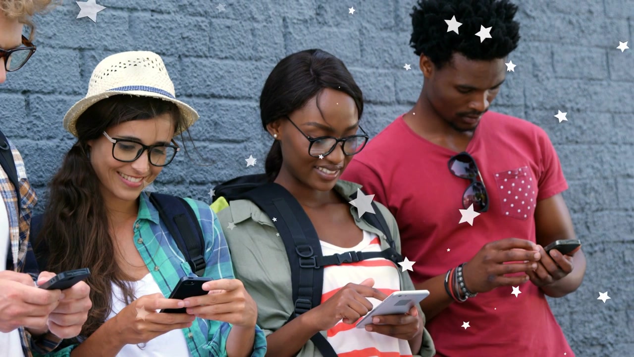 Quattro studenti in piedi vicino a un muro di mattoni grigi, che usano i telefoni, creando un effetto di stelle sovrapposte, per controllare l'istruzione.