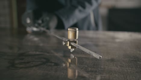 corte y procesamiento de vidrio para puertas de chimenea. cortador de vidrio circular. trabajador corta vidrio con diamante de corte de vidrio.