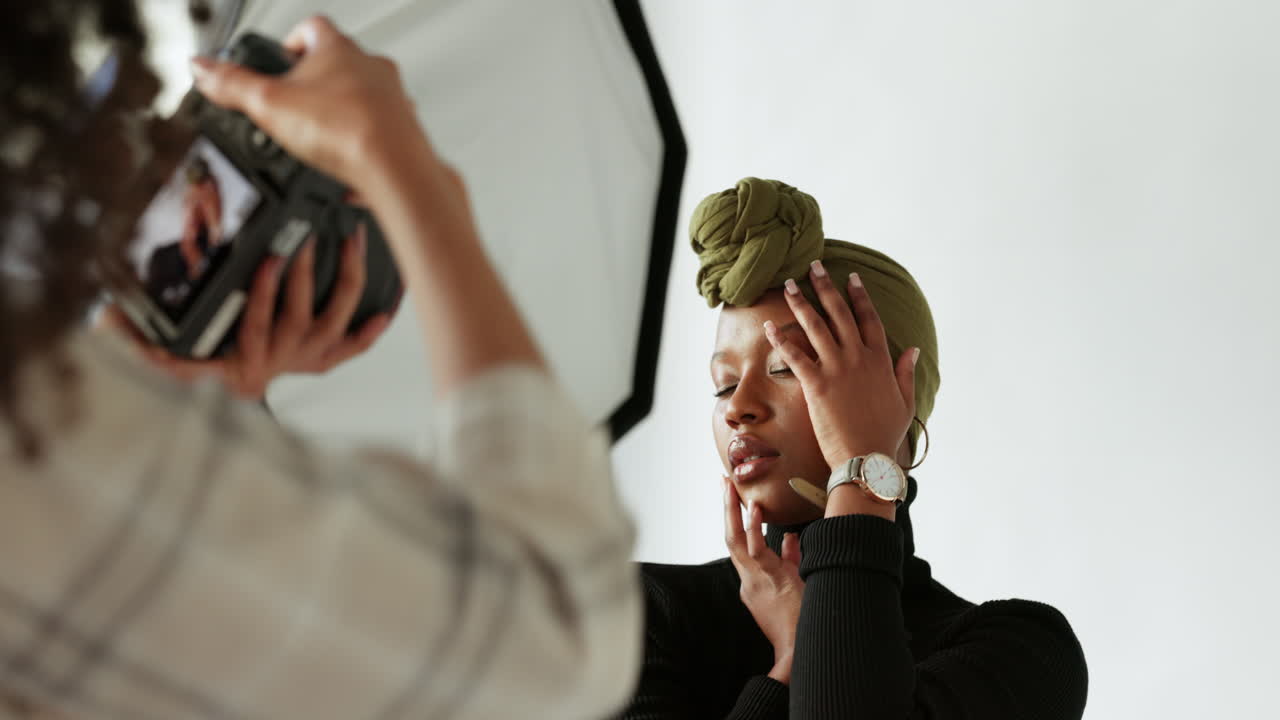 Afrikansk modell, fotografering och kvinna med turban som poserar