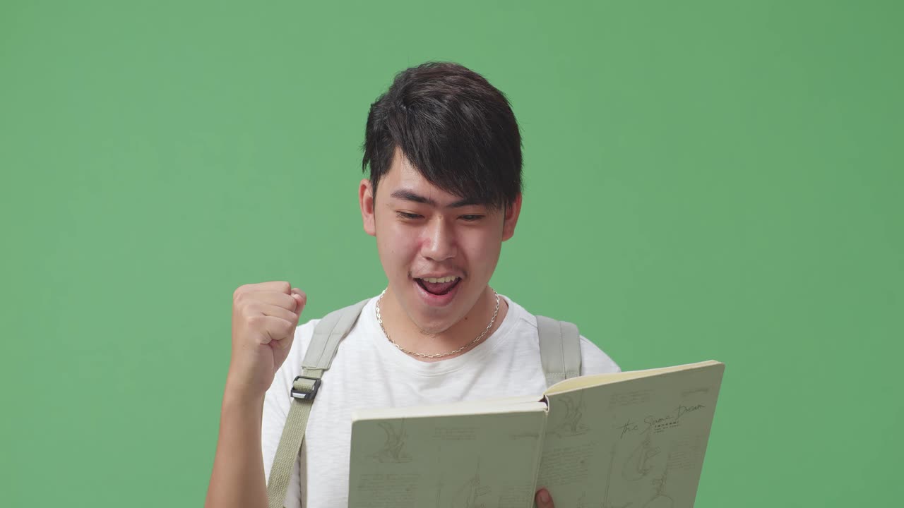 책 을 읽는 행복 한 학생