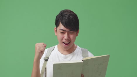 책 을 읽는 행복 한 학생