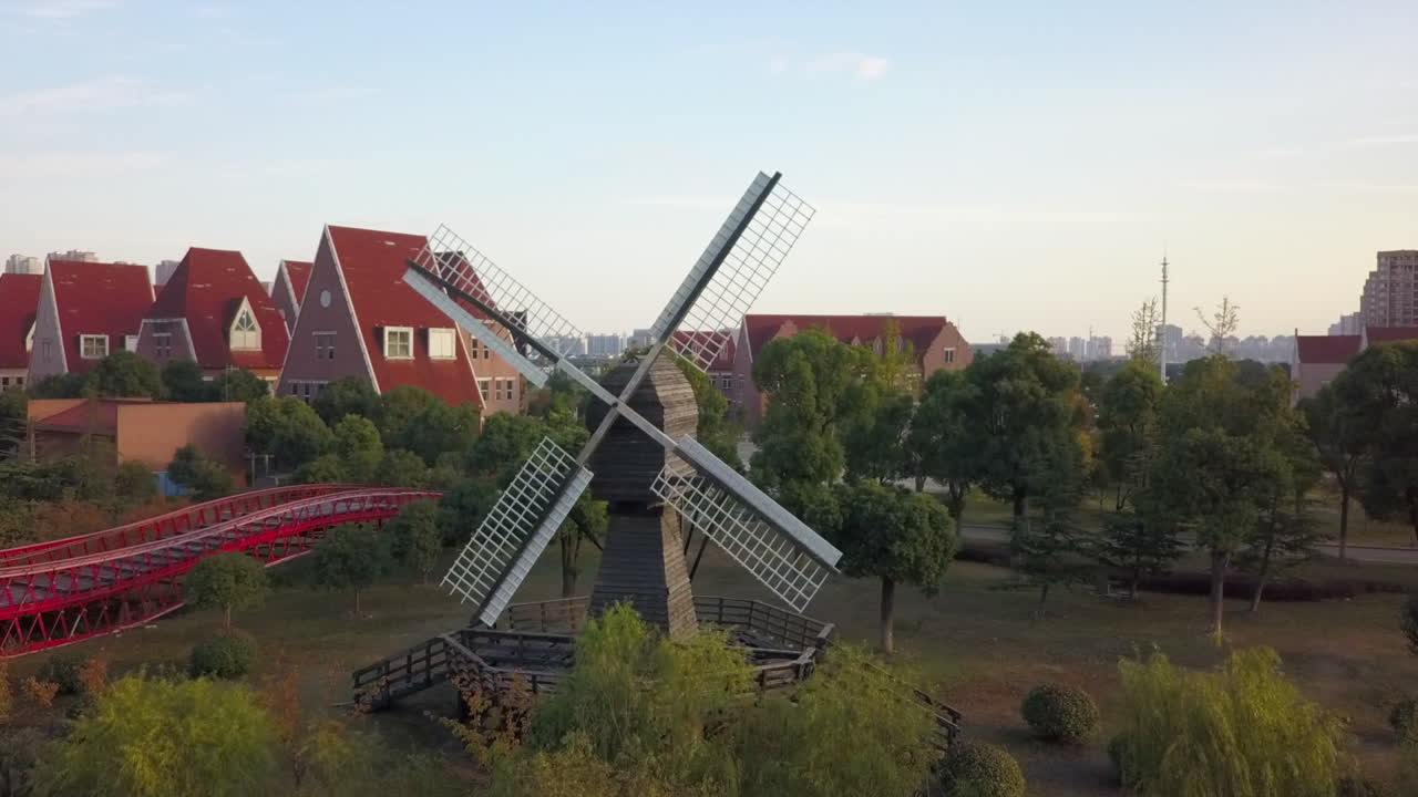 소주시의 공중 궤도 오래된 네덜란드 풍차, 복제 타워 브리지