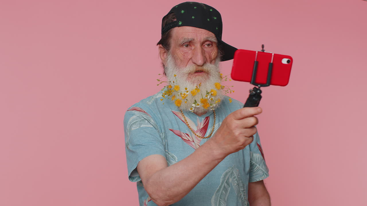 블로거는 스마트폰에서 셀피를 찍고, 셀피 스틱을 사용해 가입자들과 온라인에서 영상 통화를 한다.