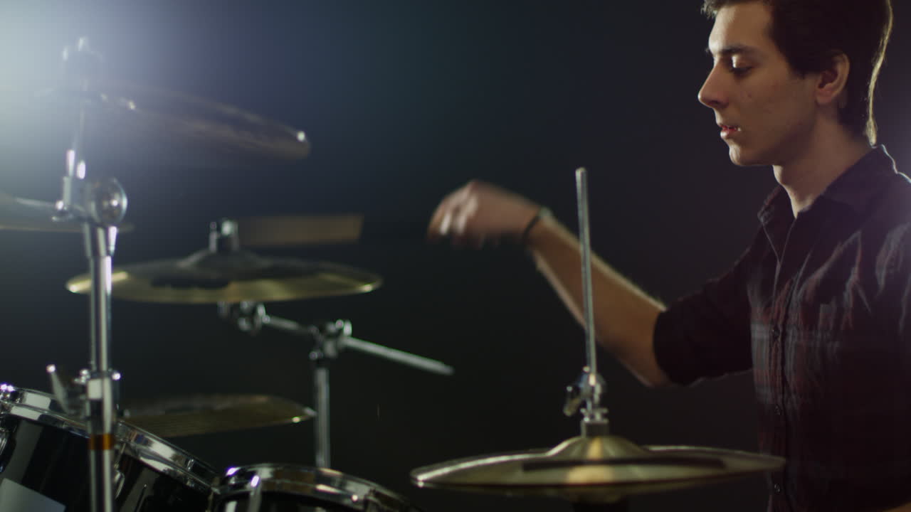 baterista tocando un kit de batería filmado en r3d