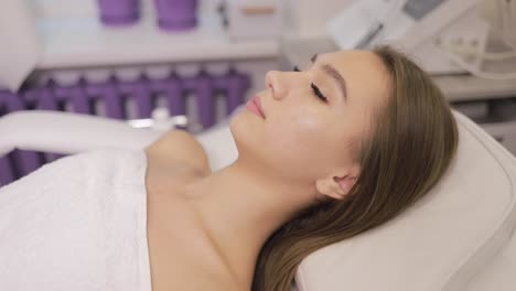 mujer recibiendo un tratamiento facial