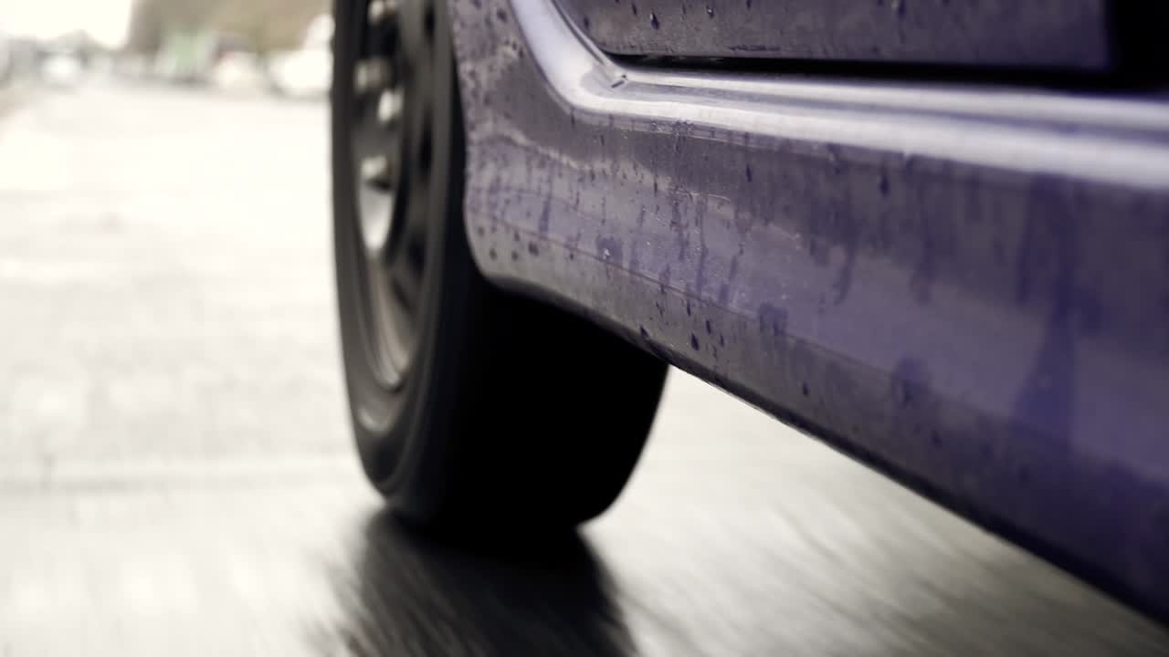 ruedas de automóviles en movimiento