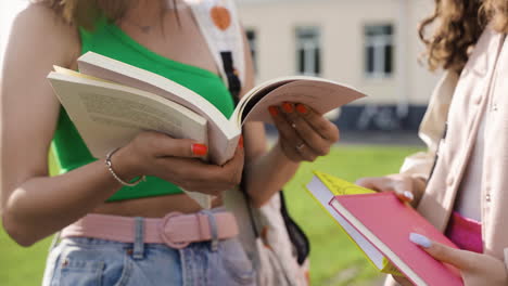 chicas jóvenes hablando fuera de la escuela