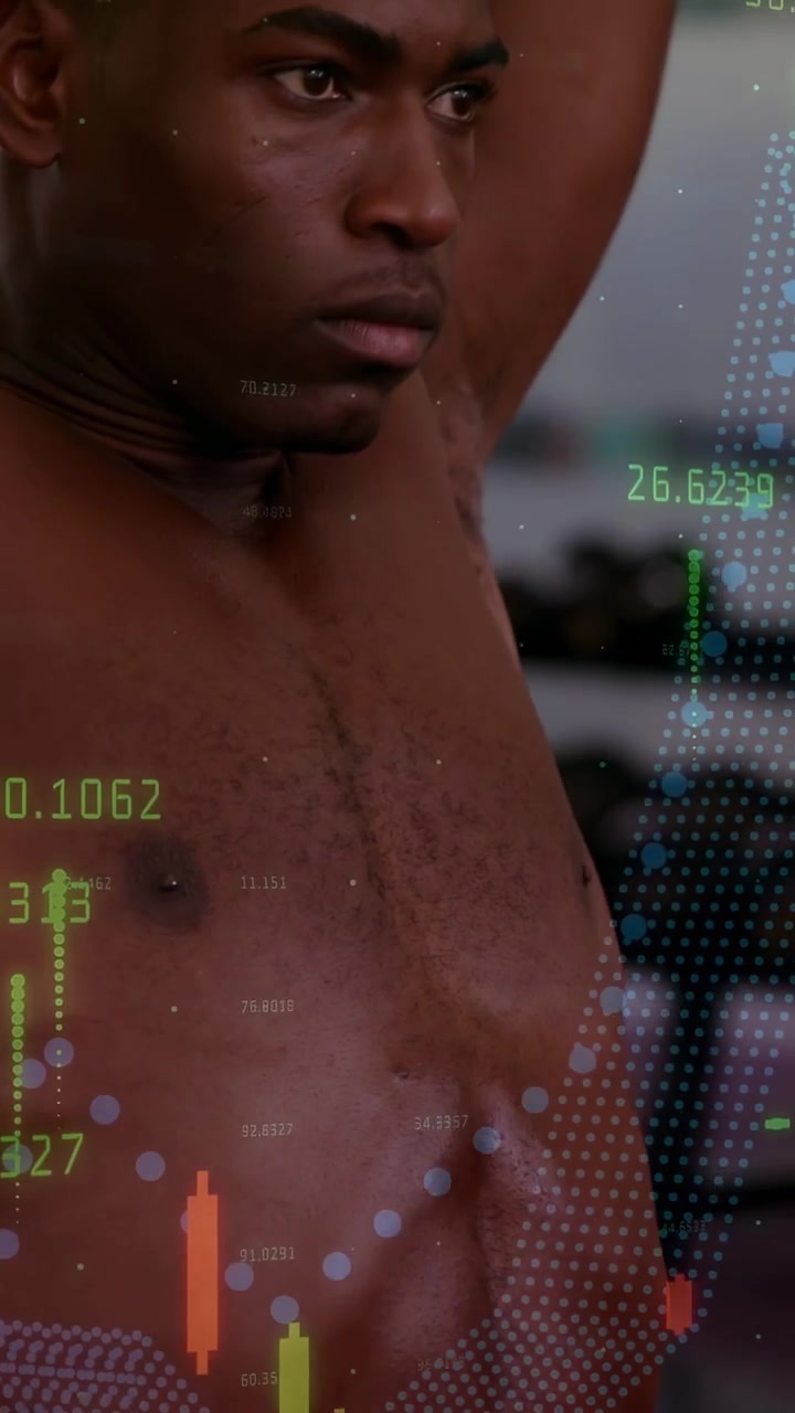 Vertikal video: Mand starter armløft, laver brystpres i fitnesscenter mens HUD-data sporer bevægelsesmetrikker
