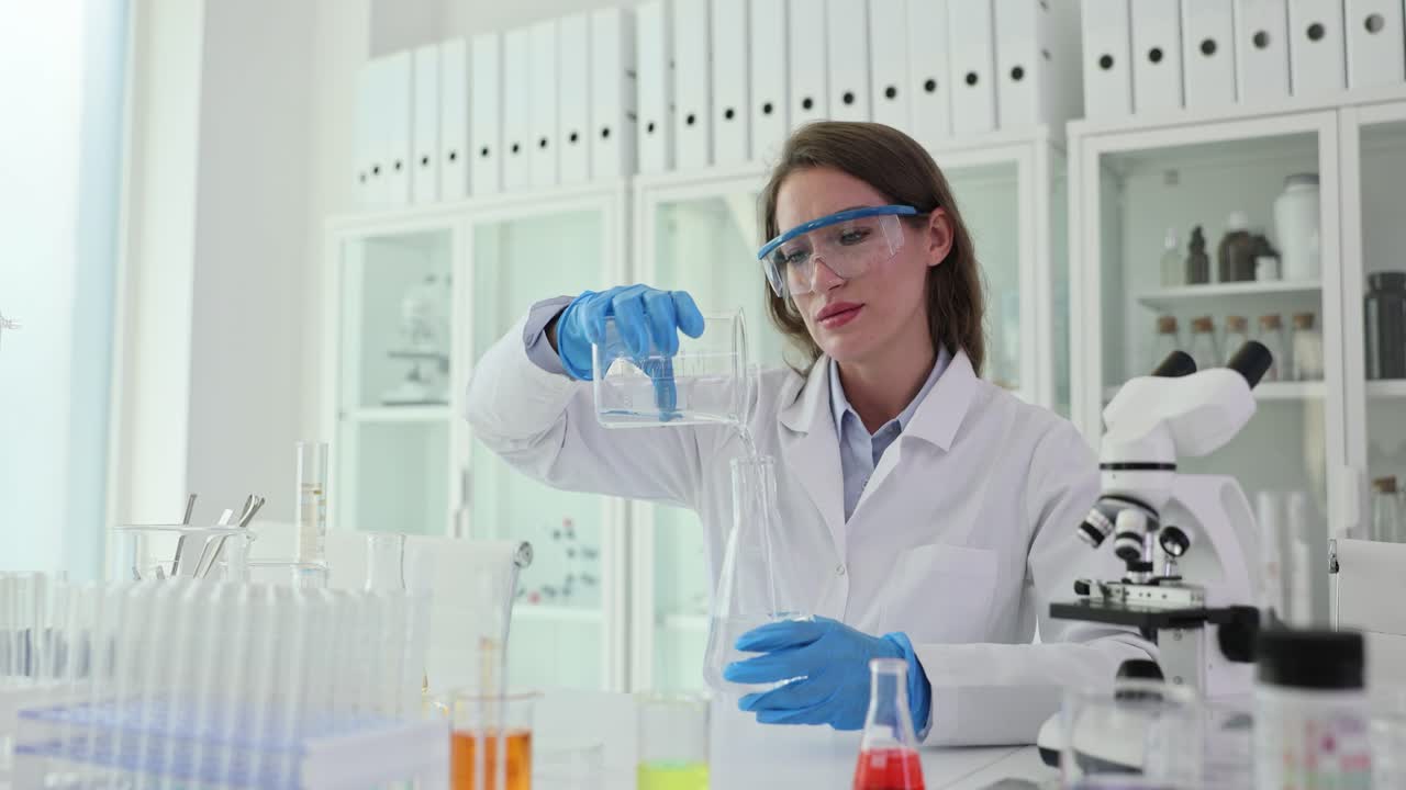 científico que trabaja en un laboratorio