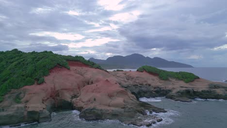 disparo de drone con zoom de roca roja