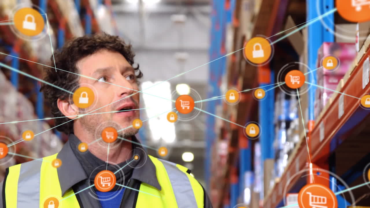 animación de una red de iconos digitales sobre un supervisor caucásico que comprueba el stock en un almacén