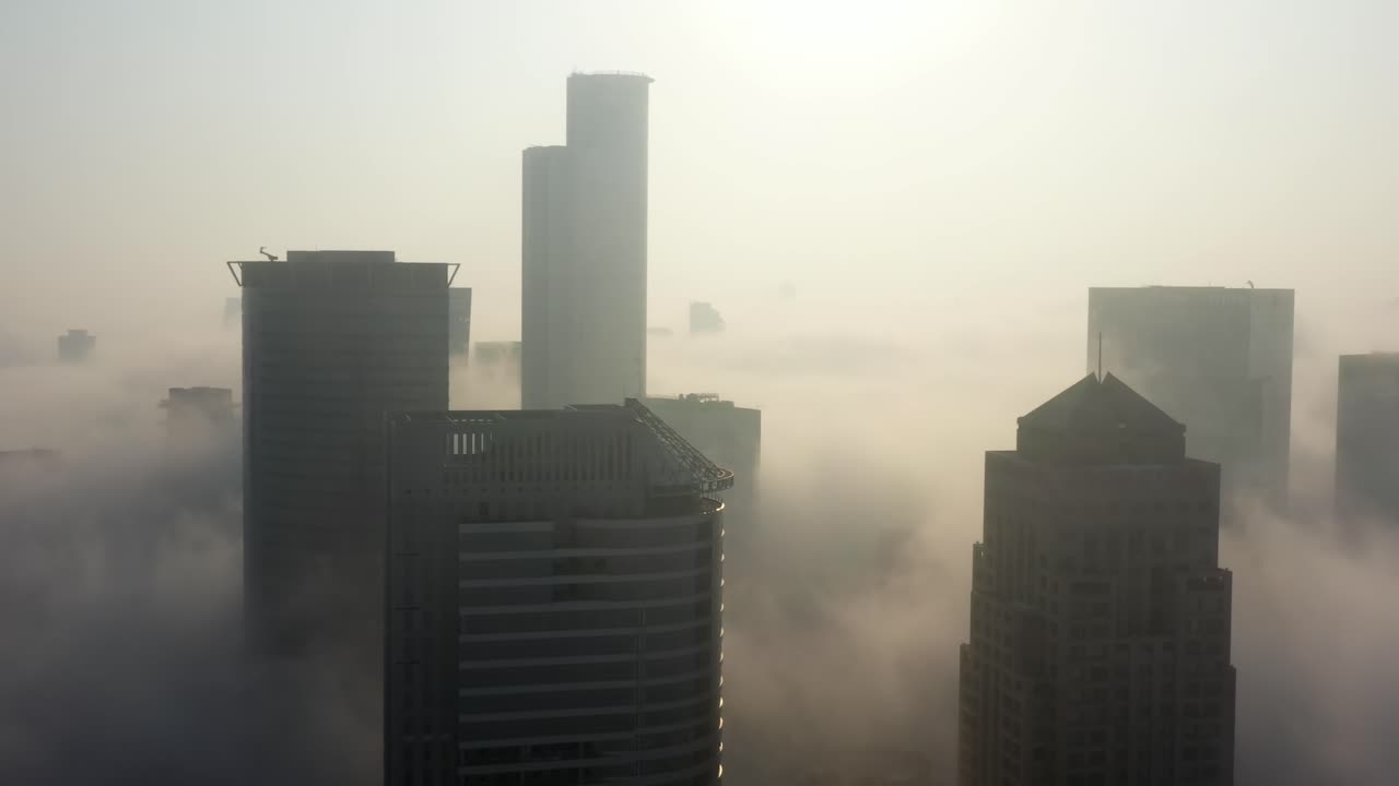 안개가 가득한 도시 해가 뜨는