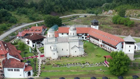 Vista-Del-Monasterio-Medieval-Mileseva-Ubicado-Cerca-De-Prijepolje,-Serbia-Durante-El-Día---Toma-Aérea-De-Drones