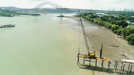 Drohnenaufnahmen-Eines-Im-Bau-Befindlichen-Docks-In-Der-Nähe-Der-Hauptbrücke-Des-Panamakanals