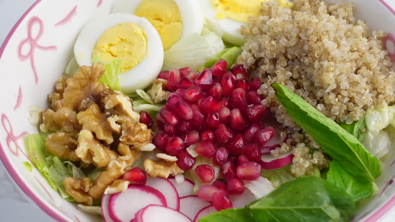 달, walnuts, 그리고 사과 와 함께 quinoa 러드