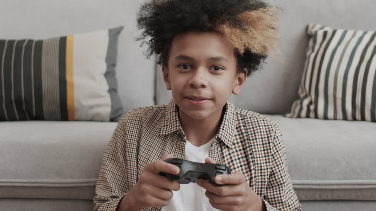 ragazzo africano con il controller della console