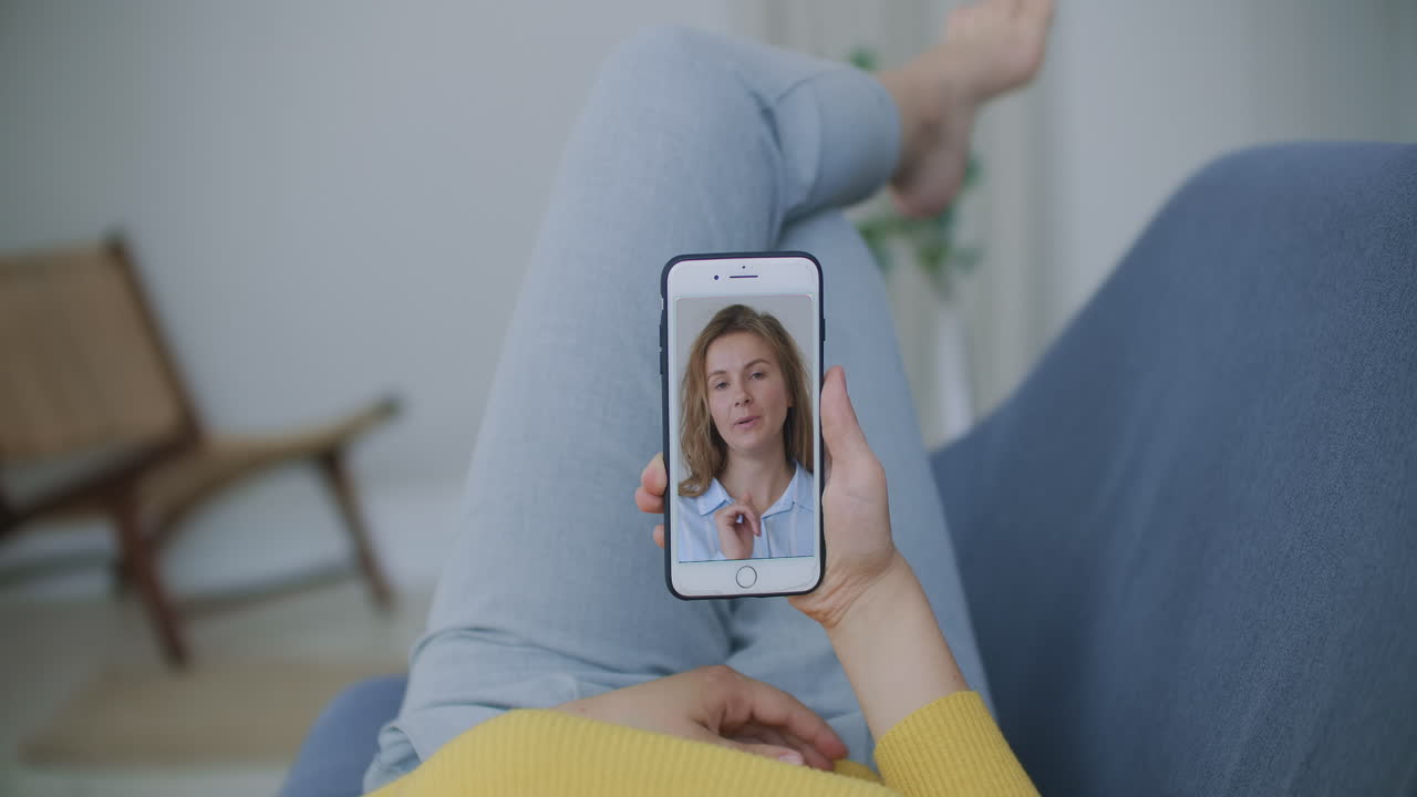 mujer joven chateando en video con un amigo usando un teléfono inteligente saludando con la mano compartiendo durante el autoaislamiento mejores amigos disfrutando de la comunicación a larga distancia