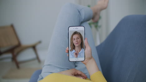 mujer joven chateando en video con un amigo usando un teléfono inteligente saludando con la mano compartiendo durante el autoaislamiento mejores amigos disfrutando de la comunicación a larga distancia