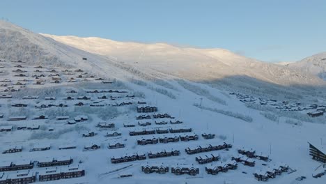 Hermosas-Pistas-De-Esquí-Alpino-De-Gama-Alta-En-Myrkdalen-Noruega---Antena-Que-Muestra-La-Ladera-Entre-El-Hotel-Y-Las-Casas-De-Ocio-Cercanas