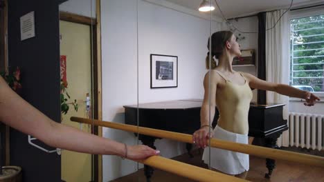 mirror-Girl-Pirouette,-Concert-grand-piano-Great-shot-of-a-Ballerina-with-white-skirt-and-golden-body-at-slow-motion-foto-video-shoot-in-berlin-urban-ballet-Studio-2022-4k-Cinematic-by-Philipp-Marnitz