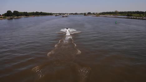 Wachen-Sie-Im-Sommer-Hinter-Einem-Sich-Schnell-Bewegenden-Jetski-Auf-Dem-Fluss-Auf