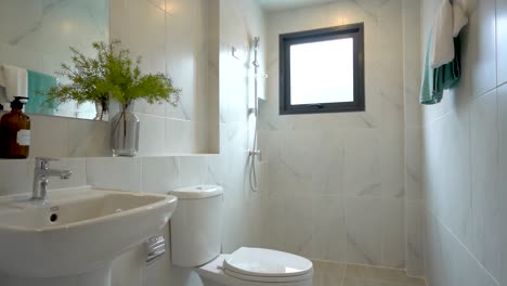 diseño interior de baño moderno y simple de azulejos blancos, sin gente