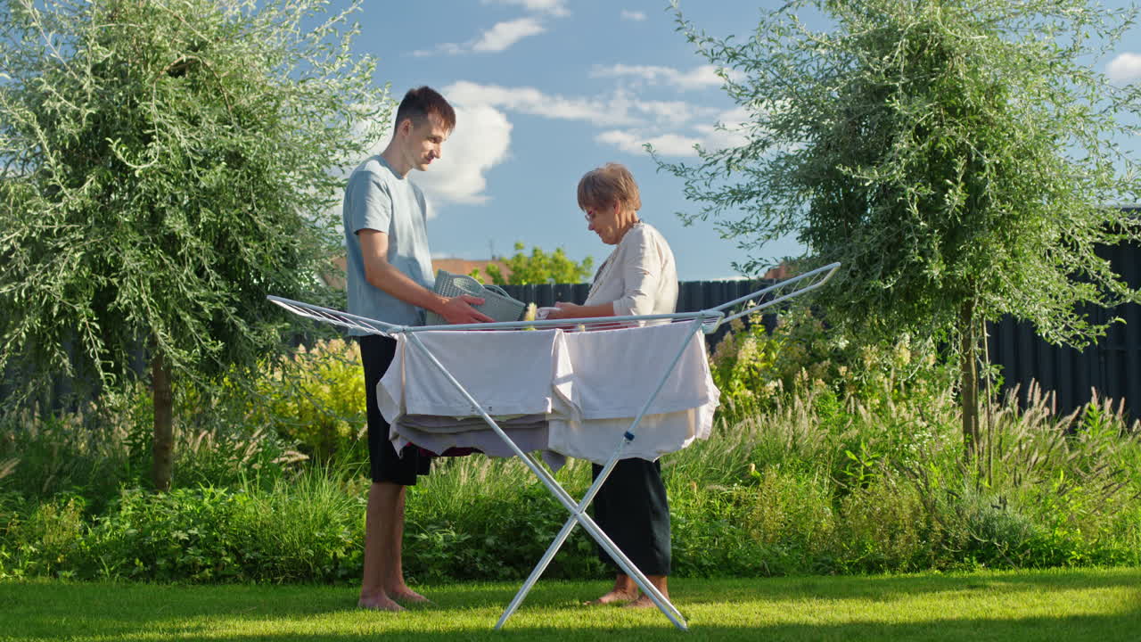Famiglia che stende i panni in giardino