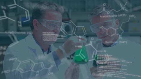 animación de procesamiento de datos y fórmula química sobre científicos varones caucásicos en el laboratorio