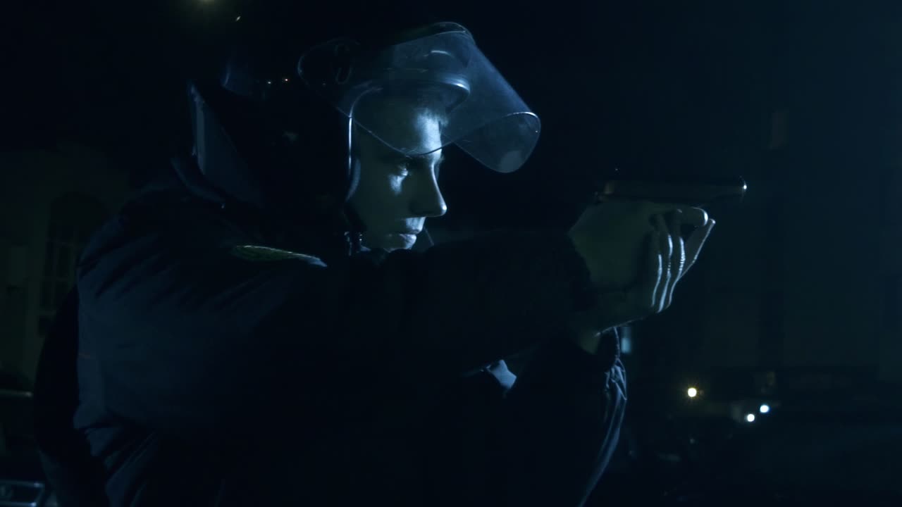 oficial de policía con un arma en el fondo de parpadeantes intermitentes