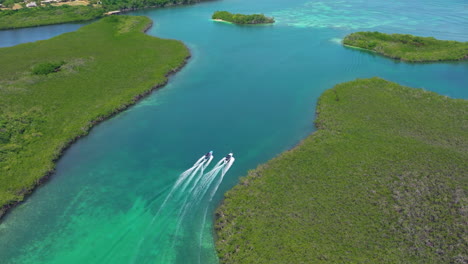 barcos a motor en el parque nacional de morrocoy isla protegida y reserva marina en la costa caribeña de venezuela