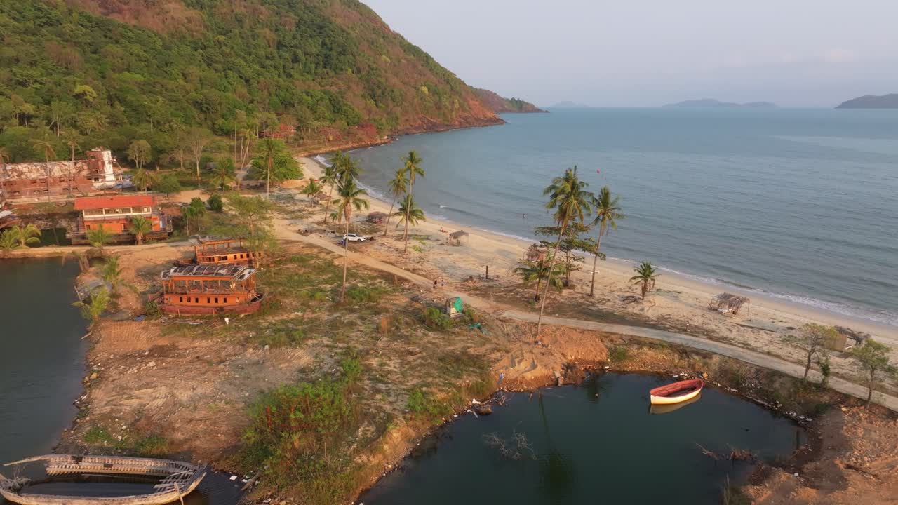 Vista aerea di un suggestivo resort galleggiante che risplende al largo della costa dell'isola, Thailandia