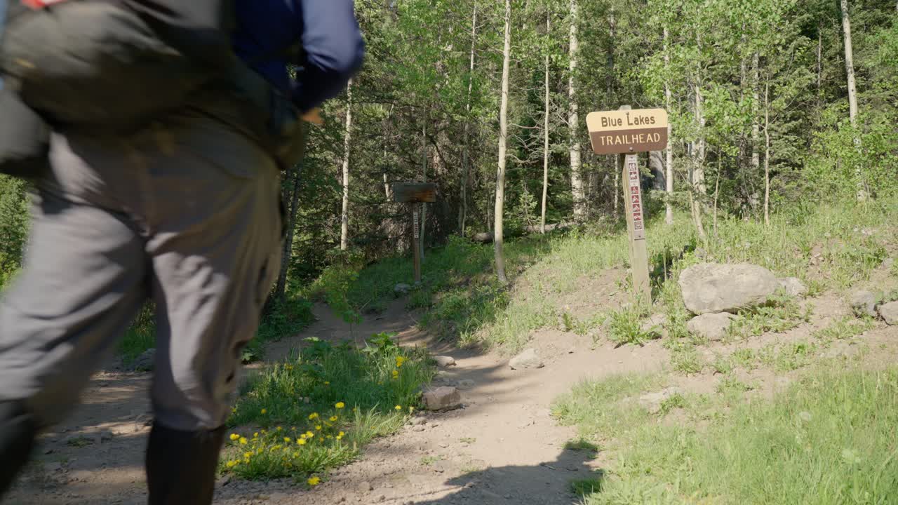 Man starting a hike at the trailhead | Blue Lakes Trail, Colorado